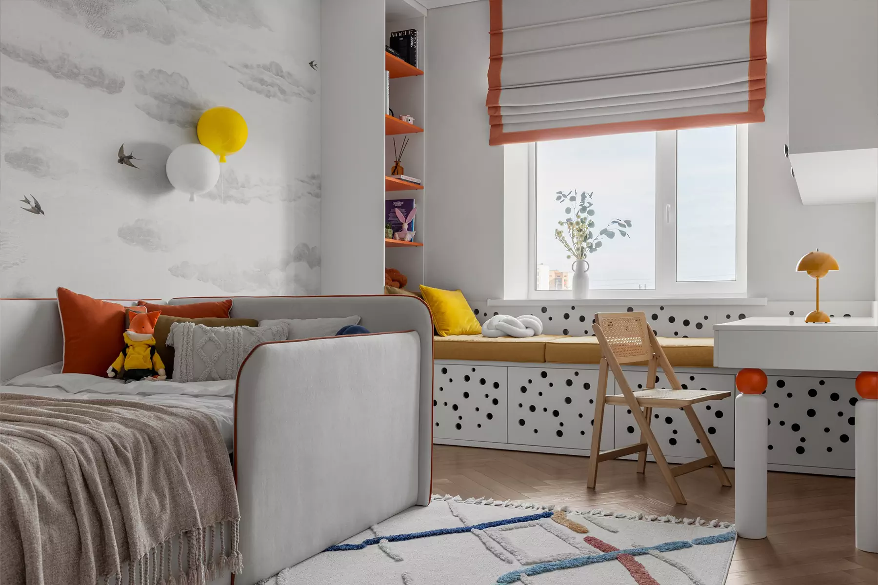 Яркие акценты и фактуры дерева в интерьере квартиры для мамы и дочки — проект Александры Геги