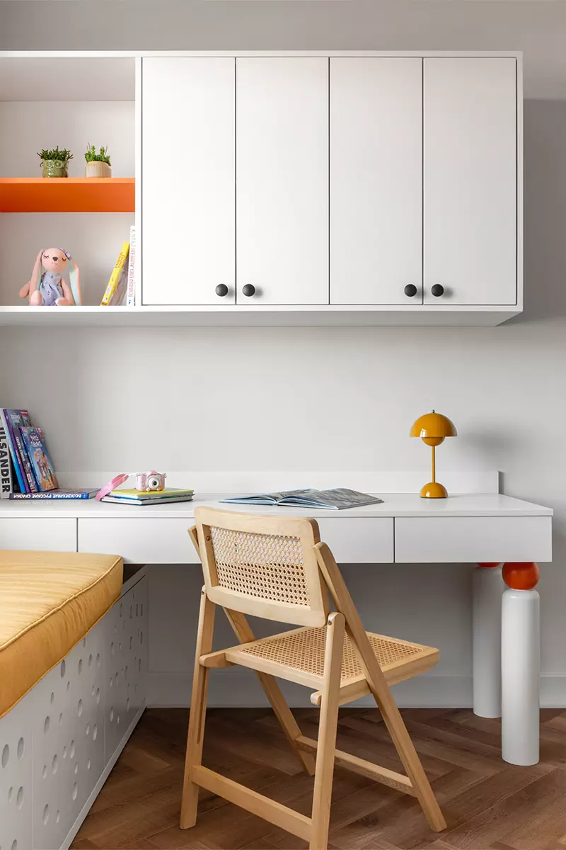 Яркие акценты и фактуры дерева в интерьере квартиры для мамы и дочки — проект Александры Геги