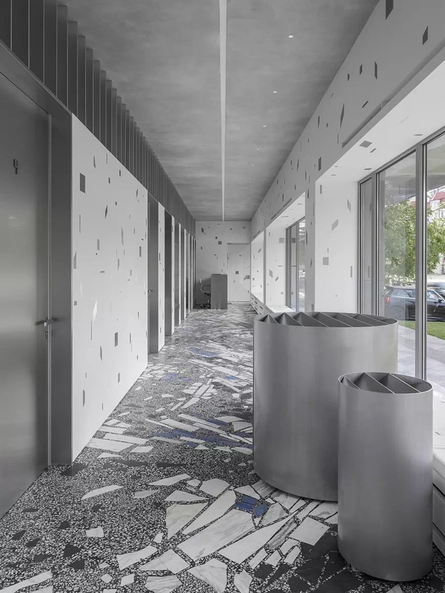 Футуристичный интерьер салона красоты с градиентным полом и деталями из стали — проект Елены Локастовой