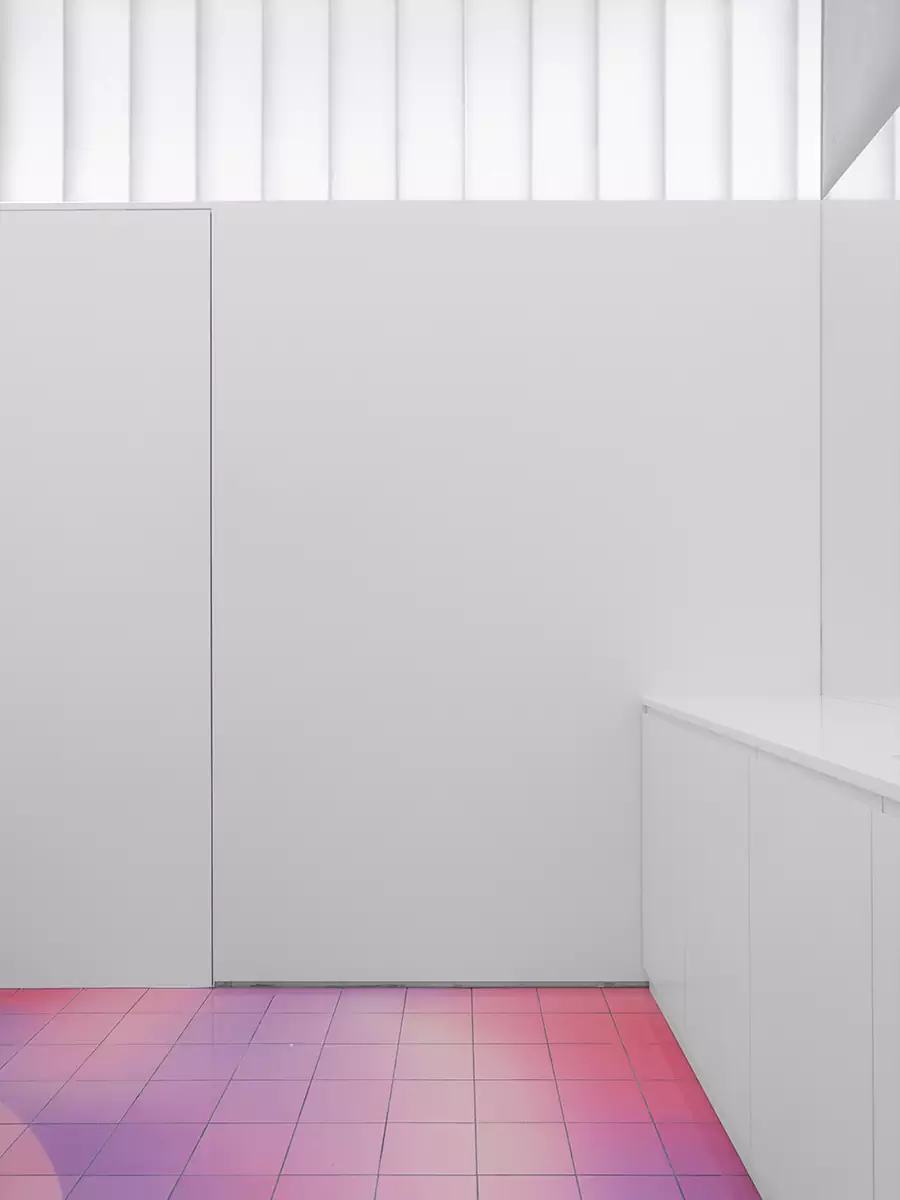 Футуристичный интерьер салона красоты с градиентным полом и деталями из стали — проект Елены Локастовой