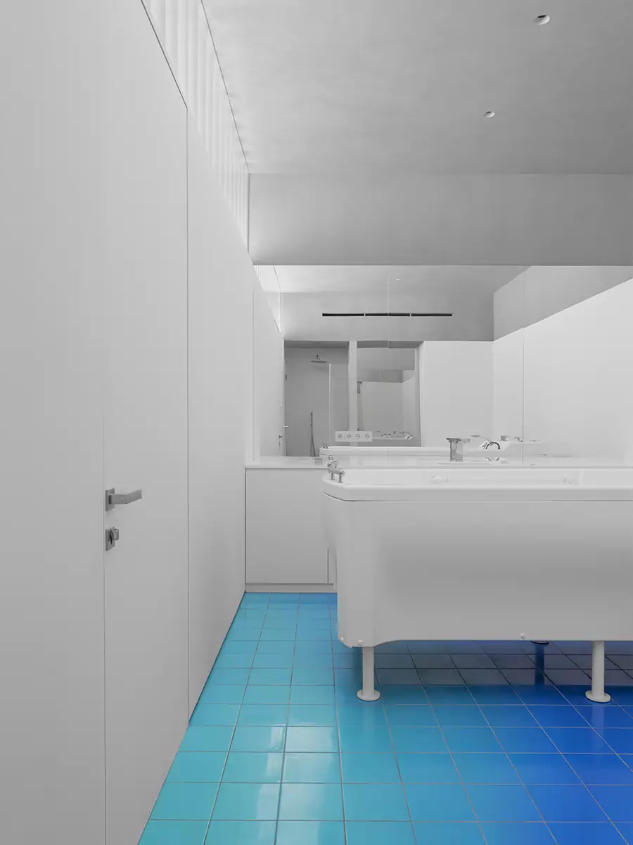 Футуристичный интерьер салона красоты с градиентным полом и деталями из стали — проект Елены Локастовой