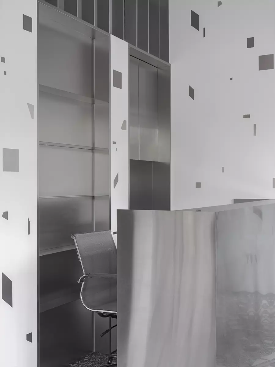 Футуристичный интерьер салона красоты с градиентным полом и деталями из стали — проект Елены Локастовой