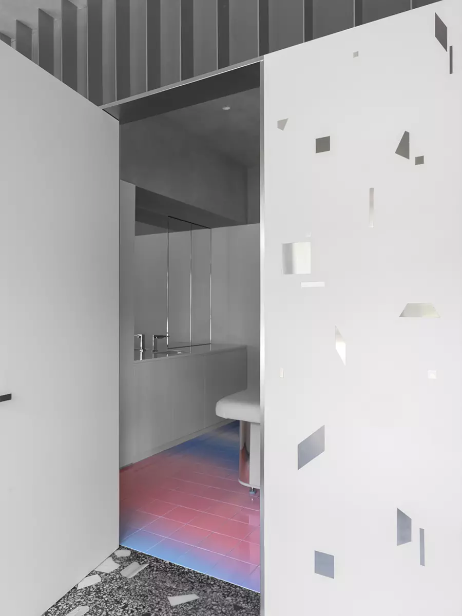 Футуристичный интерьер салона красоты с градиентным полом и деталями из стали — проект Елены Локастовой