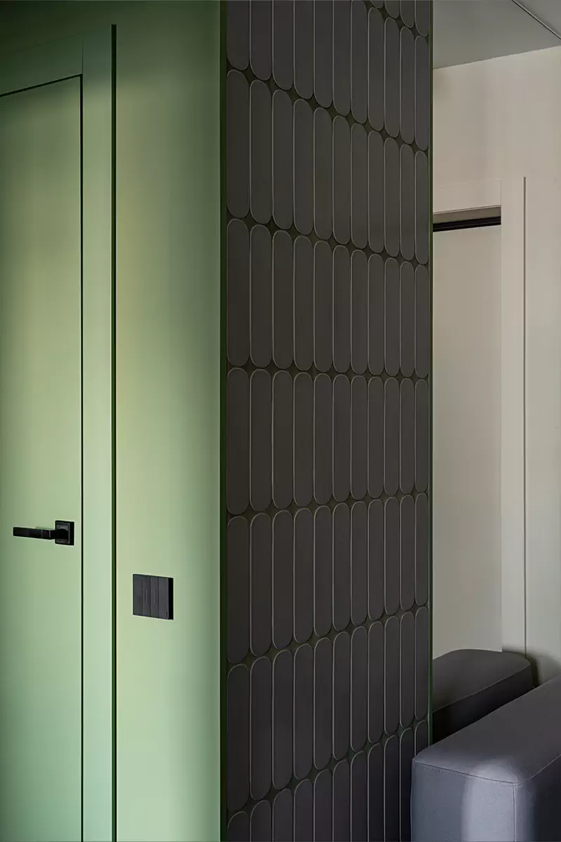 Темно-зеленые акценты и строгие вертикали в интерьере квартиры для молодого человека — проект Ксении Крыловой