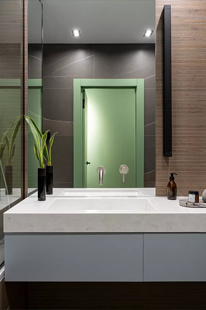 Темно-зеленые акценты и строгие вертикали в интерьере квартиры для молодого человека — проект Ксении Крыловой