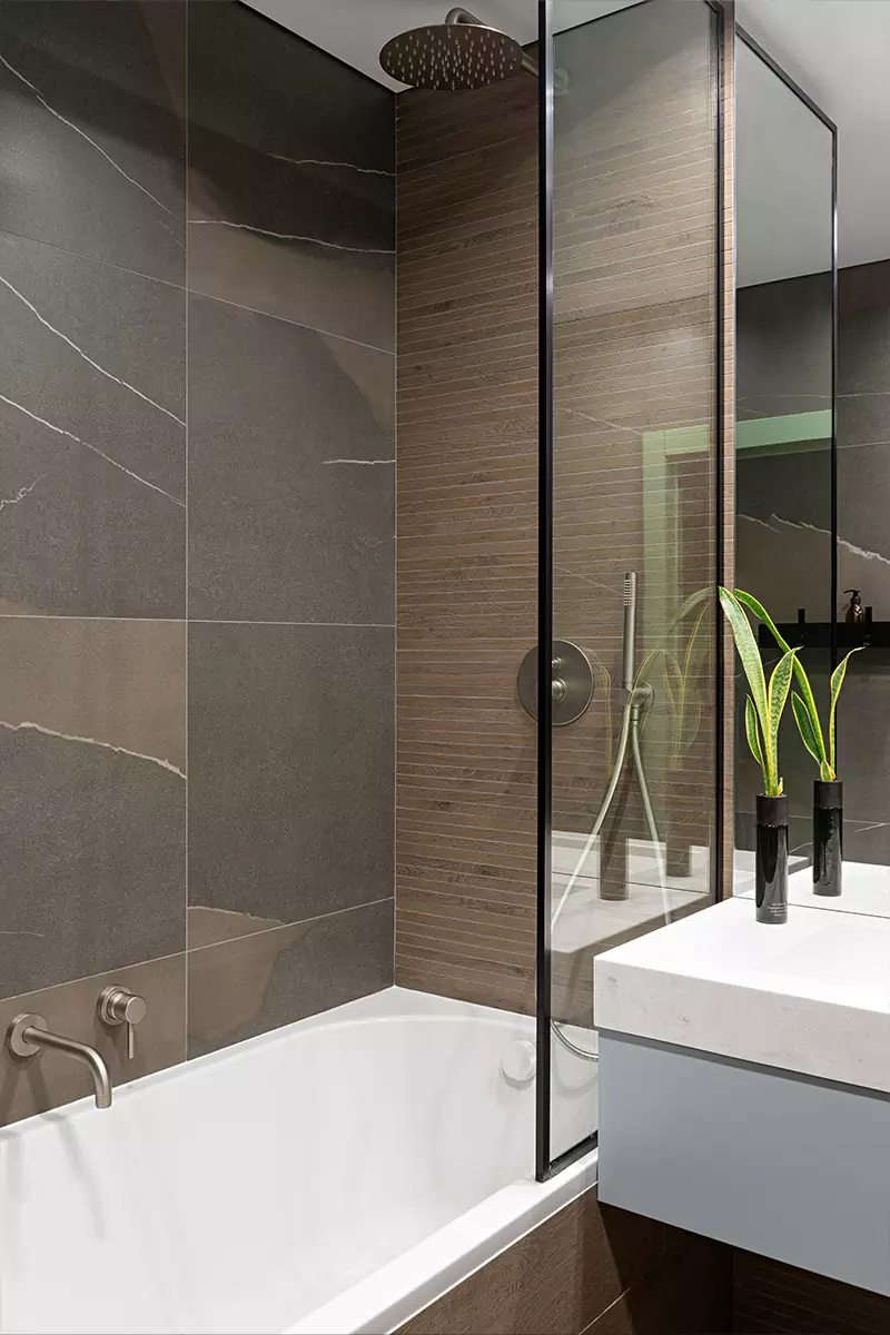 Темно-зеленые акценты и строгие вертикали в интерьере квартиры для молодого человека — проект Ксении Крыловой