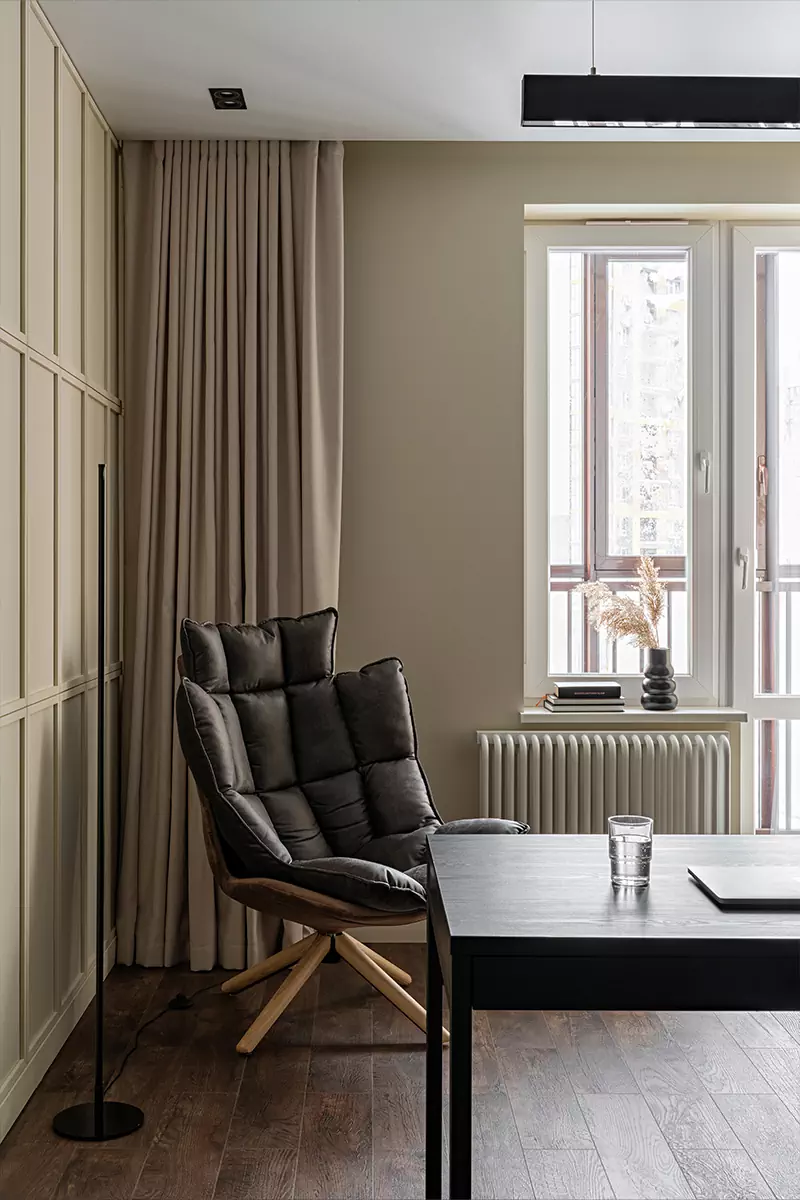 Темно-зеленые акценты и строгие вертикали в интерьере квартиры для молодого человека — проект Ксении Крыловой