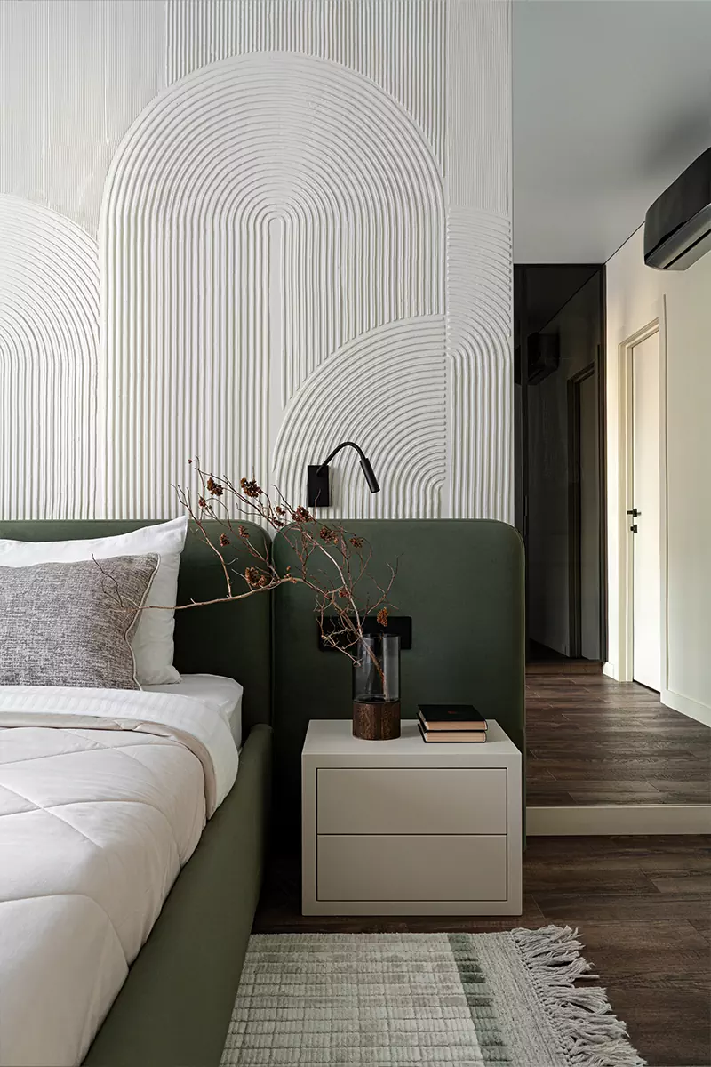 Темно-зеленые акценты и строгие вертикали в интерьере квартиры для молодого человека — проект Ксении Крыловой