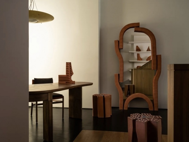 Флорис Вуббен показывает объекты из кирпича в галерее The Future Perfect