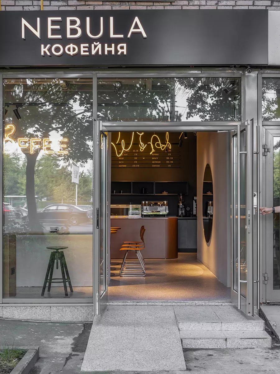 Строгая цветовая гамма и акцентная подсветка в интерьере московской кофейни — проект Namu buro