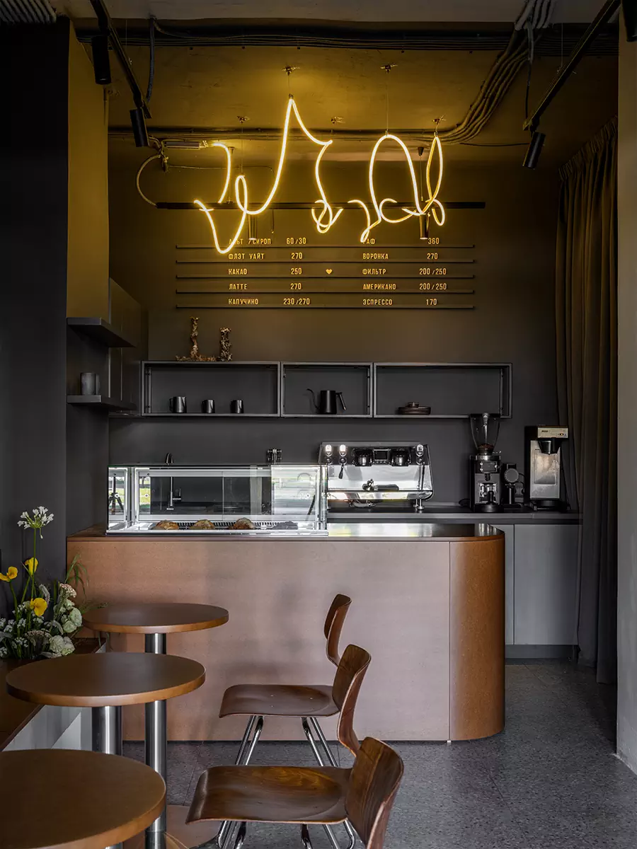Строгая цветовая гамма и акцентная подсветка в интерьере московской кофейни — проект Namu buro