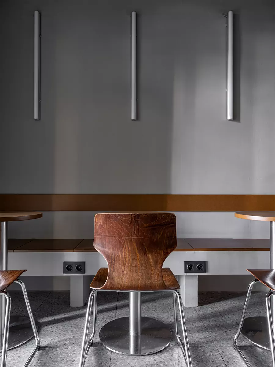 Строгая цветовая гамма и акцентная подсветка в интерьере московской кофейни — проект Namu buro