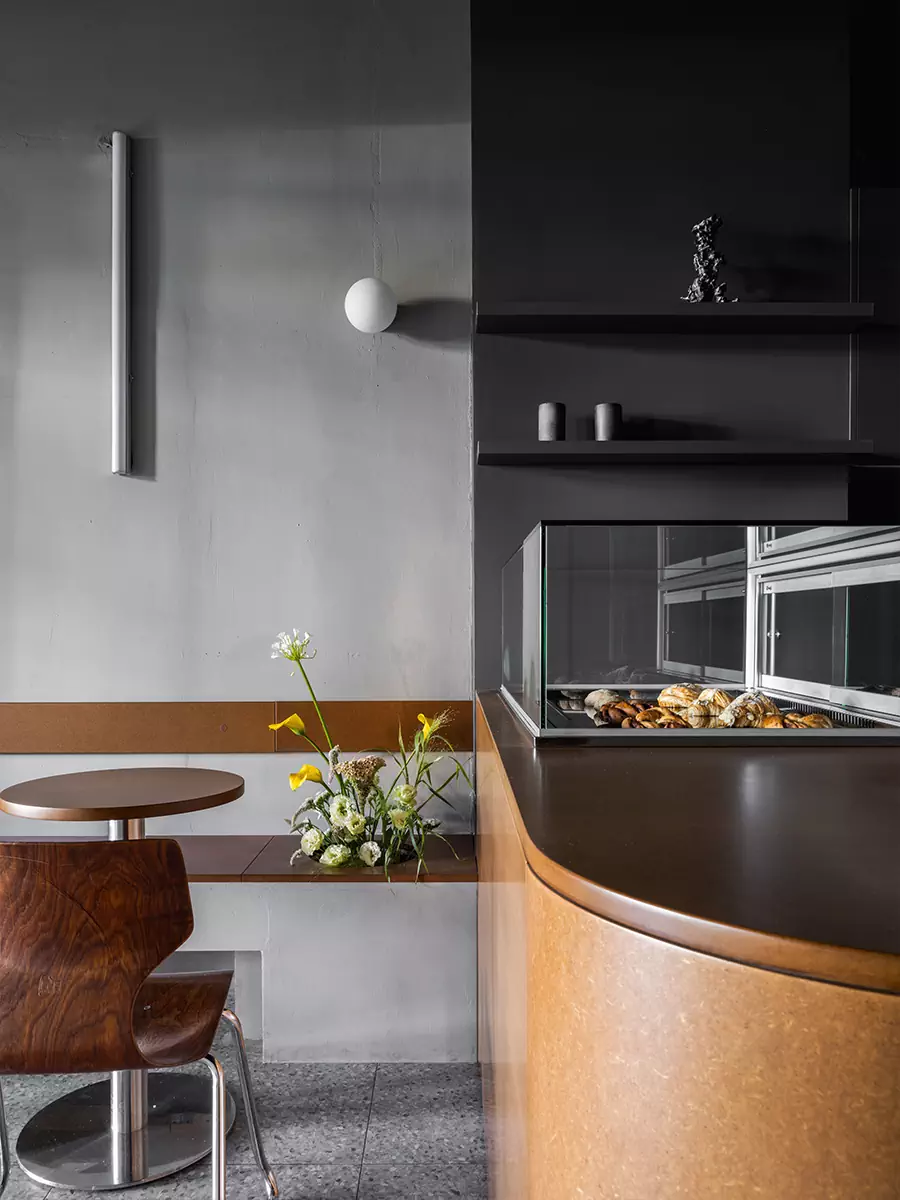 Строгая цветовая гамма и акцентная подсветка в интерьере московской кофейни — проект Namu buro