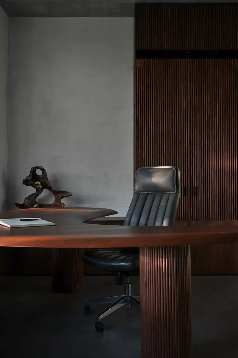 Спокойные бетонные поверхности и окна без рам в интерьере офиса архитекторов — проект архитектурного бюро Chado