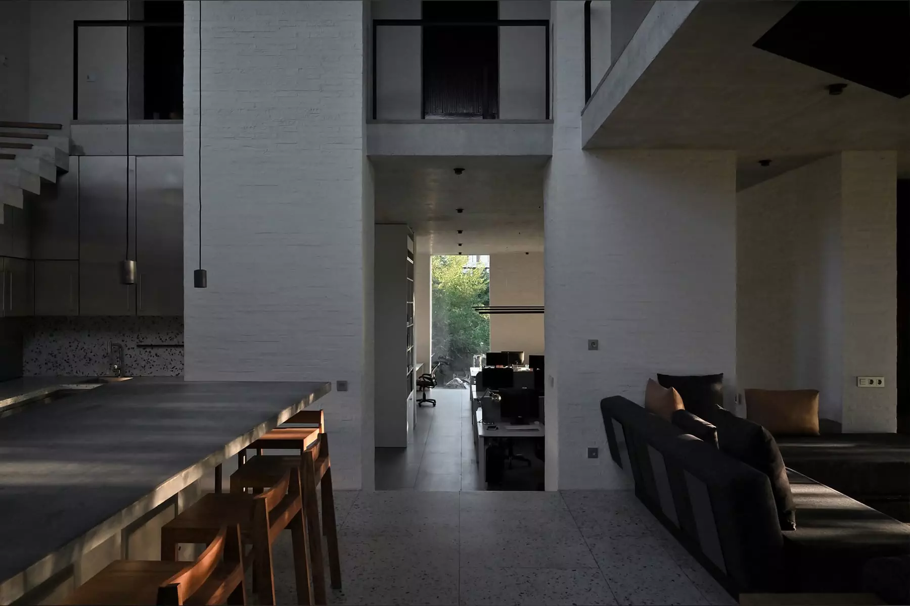 Спокойные бетонные поверхности и окна без рам в интерьере офиса архитекторов — проект архитектурного бюро Chado