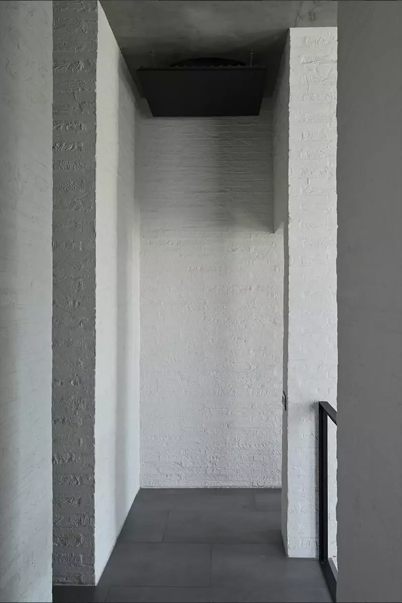 Спокойные бетонные поверхности и окна без рам в интерьере офиса архитекторов — проект архитектурного бюро Chado