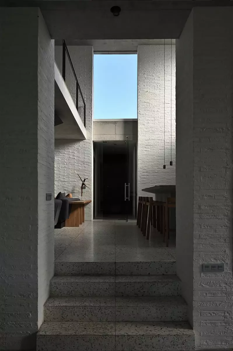 Спокойные бетонные поверхности и окна без рам в интерьере офиса архитекторов — проект архитектурного бюро Chado
