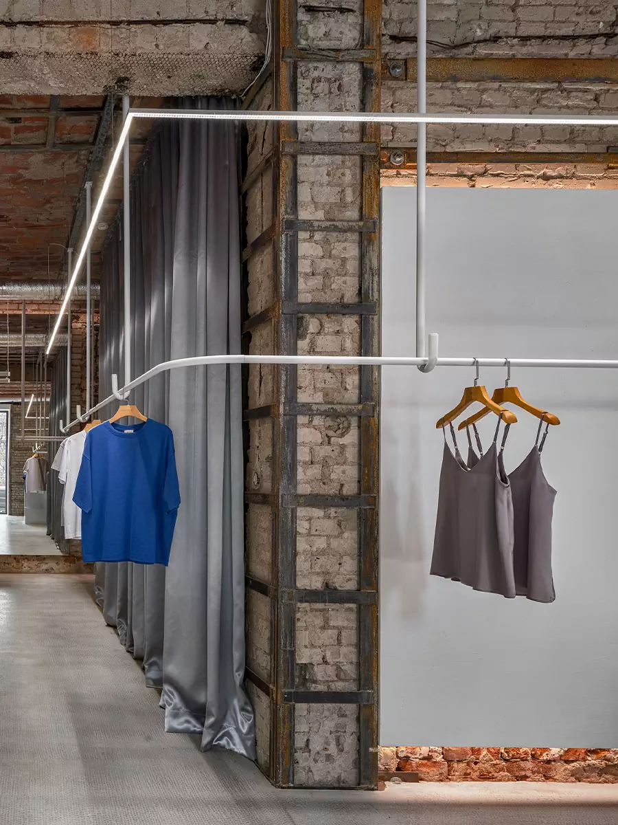 Историческая кирпичная кладка и строгость стали в интерьере калининградского шоурума — проект Дарьи Белецкой