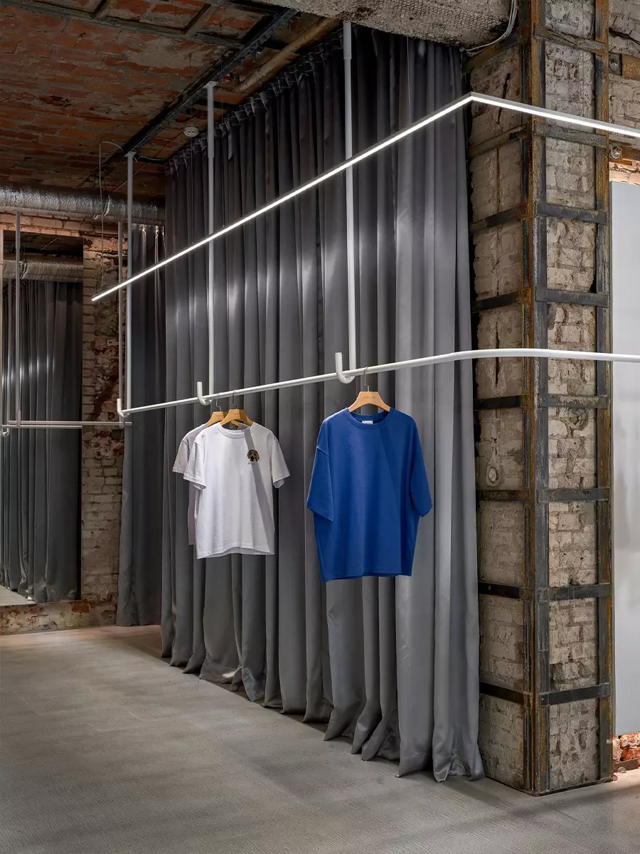 Историческая кирпичная кладка и строгость стали в интерьере калининградского шоурума — проект Дарьи Белецкой