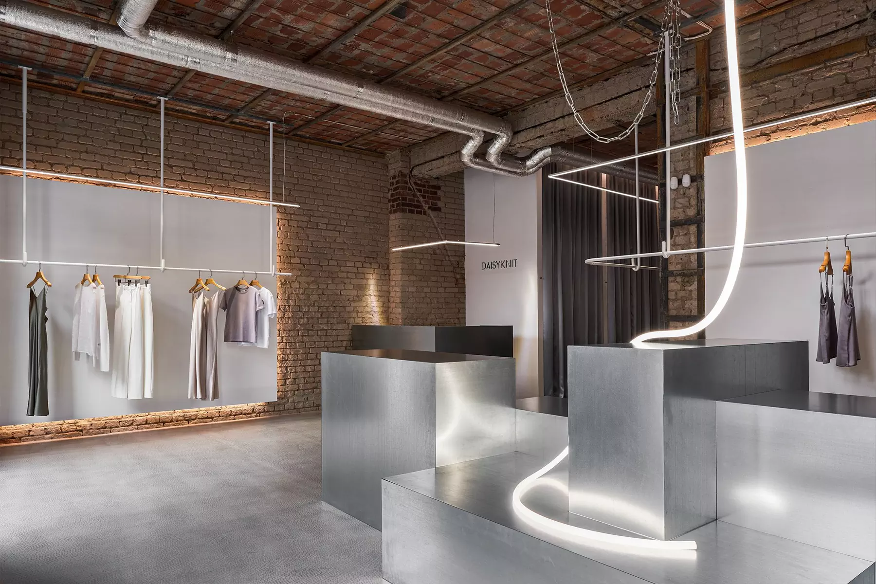 Историческая кирпичная кладка и строгость стали в интерьере калининградского шоурума — проект Дарьи Белецкой