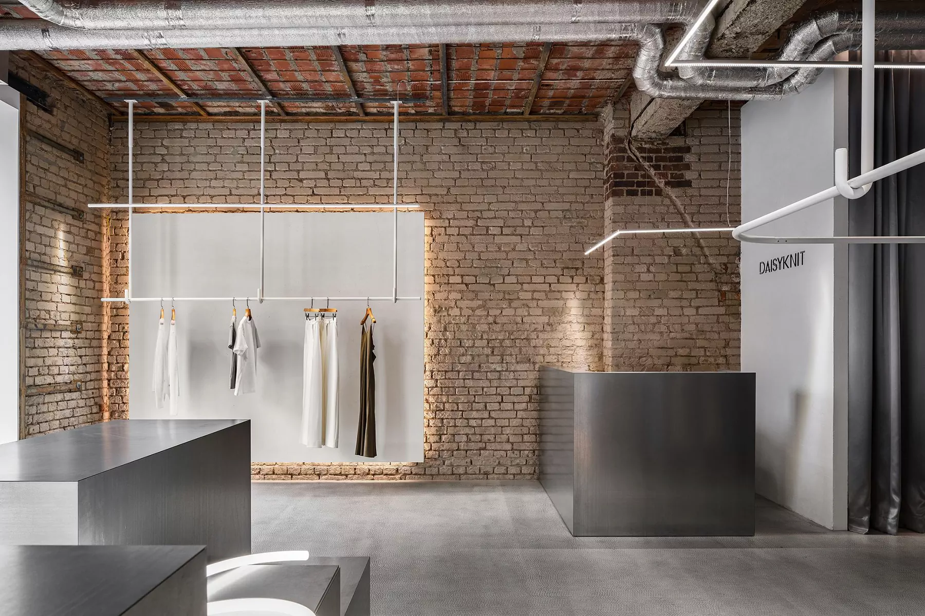 Историческая кирпичная кладка и строгость стали в интерьере калининградского шоурума — проект Дарьи Белецкой