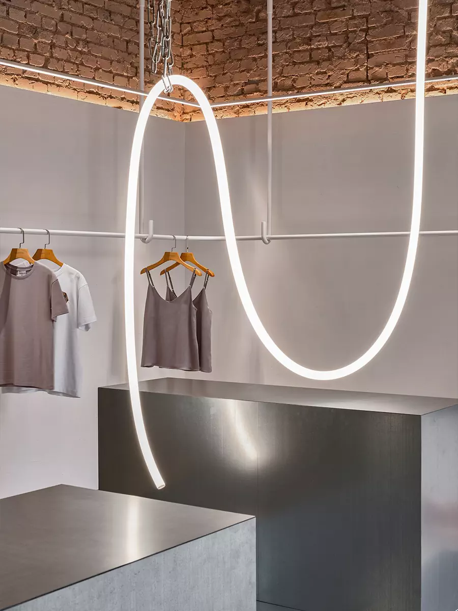 Историческая кирпичная кладка и строгость стали в интерьере калининградского шоурума — проект Дарьи Белецкой