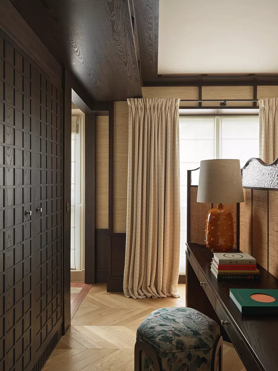 Растительные принты, теплая древесина и оммажи Азии в интерьере парижского отеля — проект Лауры Гонсалес