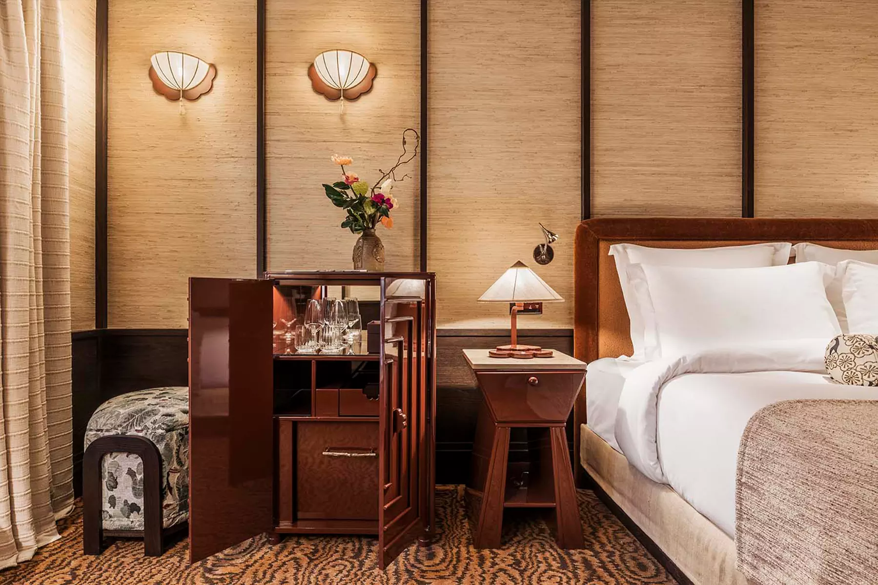 Растительные принты, теплая древесина и оммажи Азии в интерьере парижского отеля — проект Лауры Гонсалес