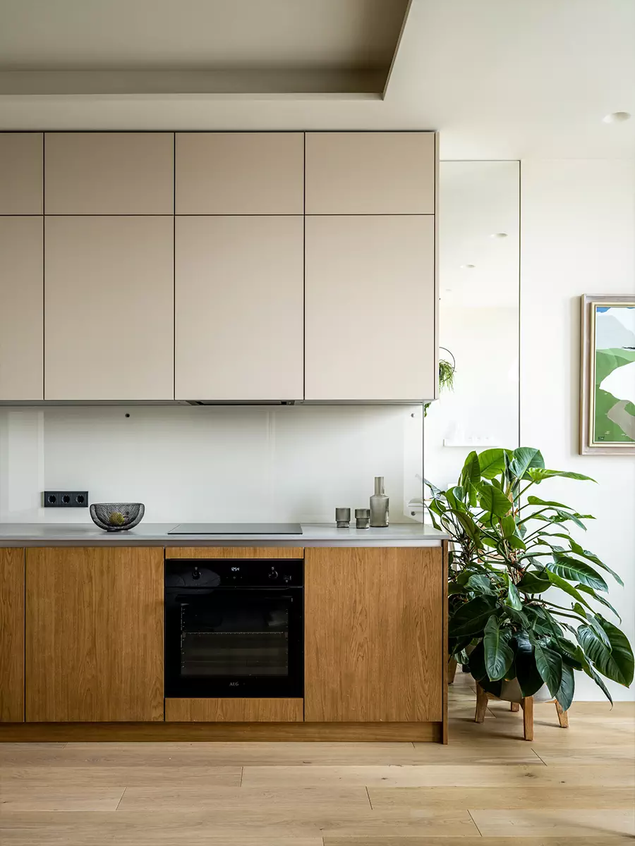 Необычные ковры и отсылки к алтайской природе в интерьере квартиры для яркой девушки — проект бюро AND design