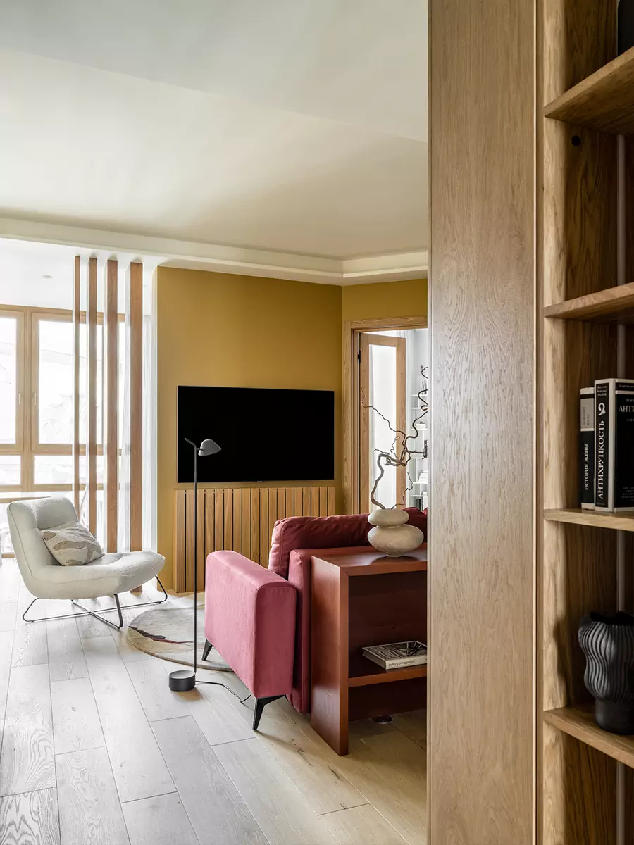 Необычные ковры и отсылки к алтайской природе в интерьере квартиры для яркой девушки — проект бюро AND design