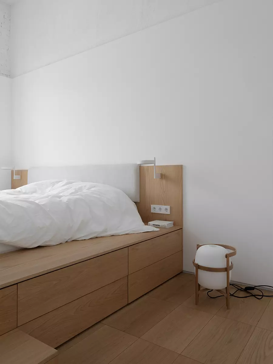 Скульптурный объем ванной комнаты в аскетичном интерьере исторической квартиры — проект бюро .dpt