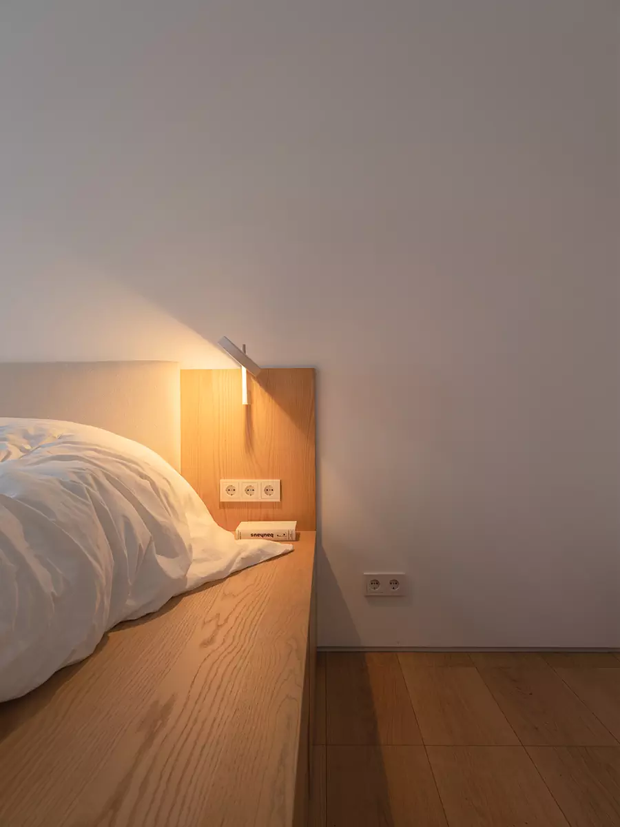 Скульптурный объем ванной комнаты в аскетичном интерьере исторической квартиры — проект бюро .dpt