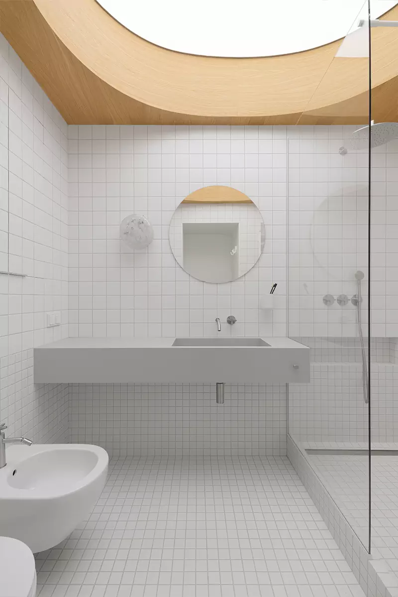 Скульптурный объем ванной комнаты в аскетичном интерьере исторической квартиры — проект бюро .dpt
