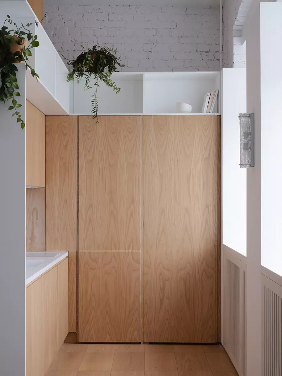 Скульптурный объем ванной комнаты в аскетичном интерьере исторической квартиры — проект бюро .dpt