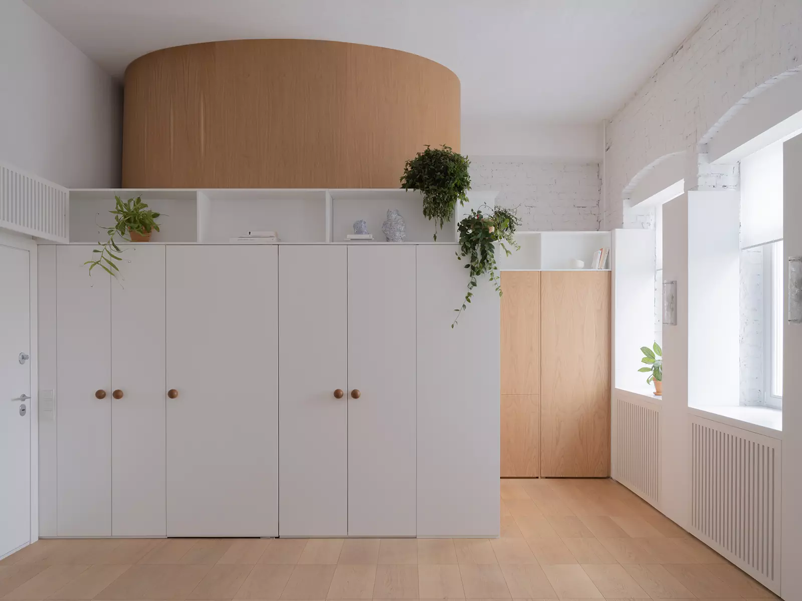 Скульптурный объем ванной комнаты в аскетичном интерьере исторической квартиры — проект бюро .dpt