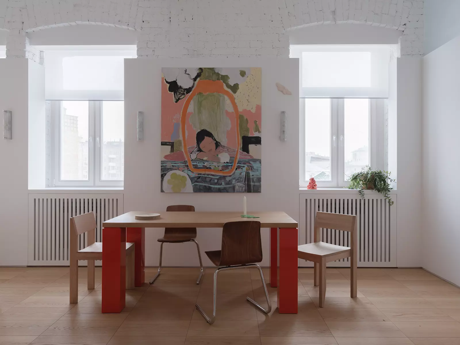 Скульптурный объем ванной комнаты в аскетичном интерьере исторической квартиры — проект бюро .dpt