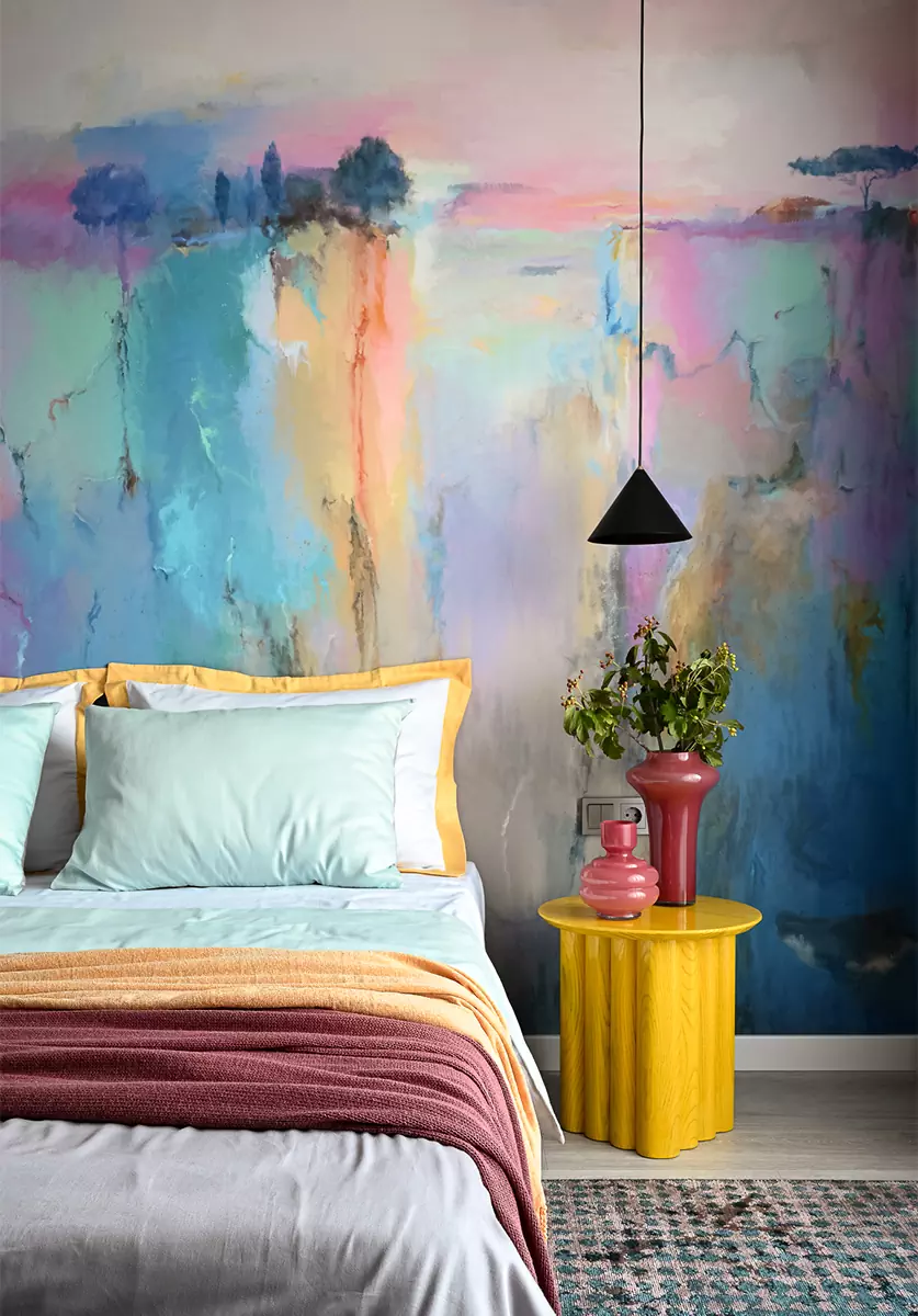 Красочная роспись мастер-спальни в сдержанном интерьере минской квартиры — проект Миланы Колодник