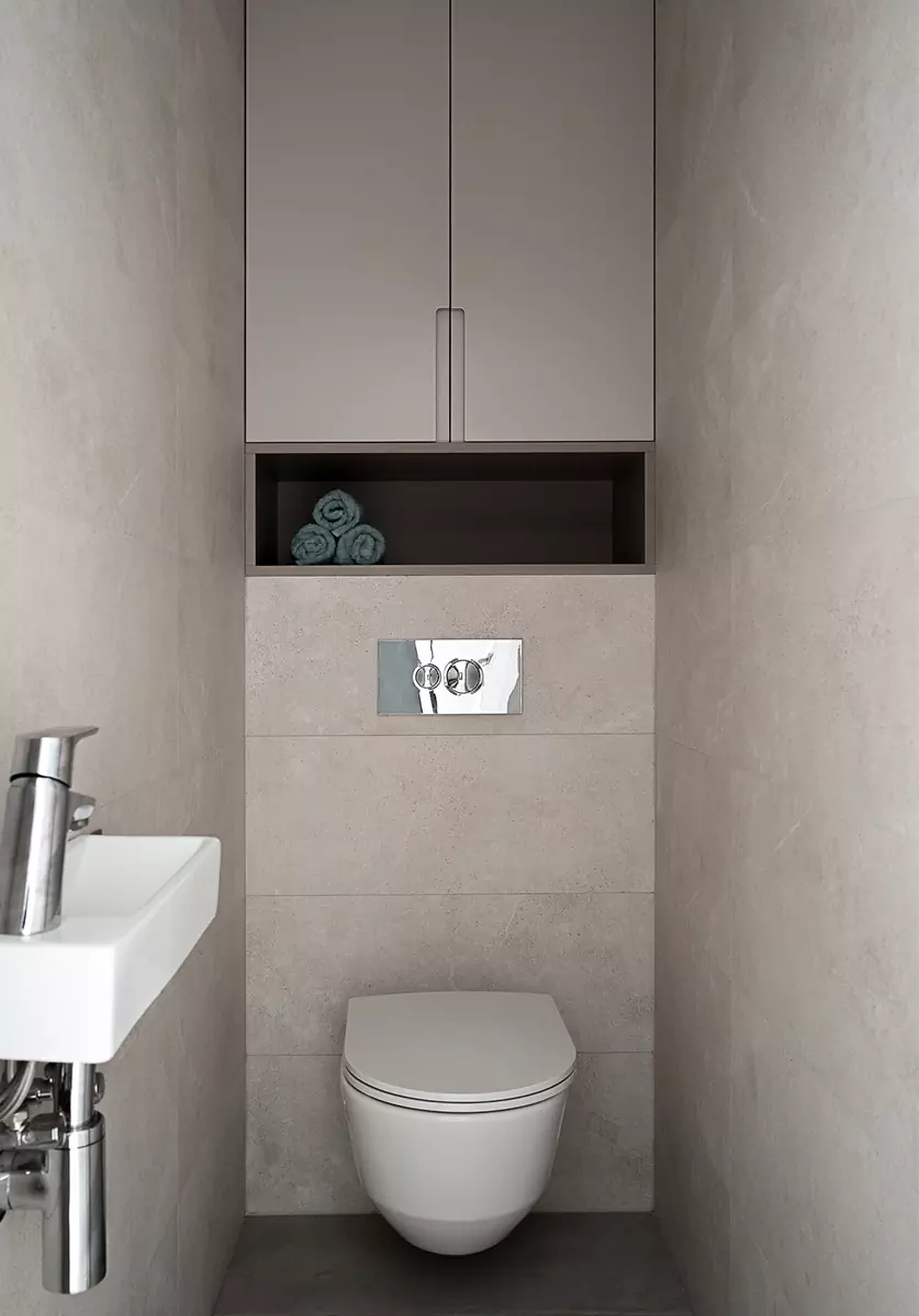 Красочная роспись мастер-спальни в сдержанном интерьере минской квартиры — проект Миланы Колодник