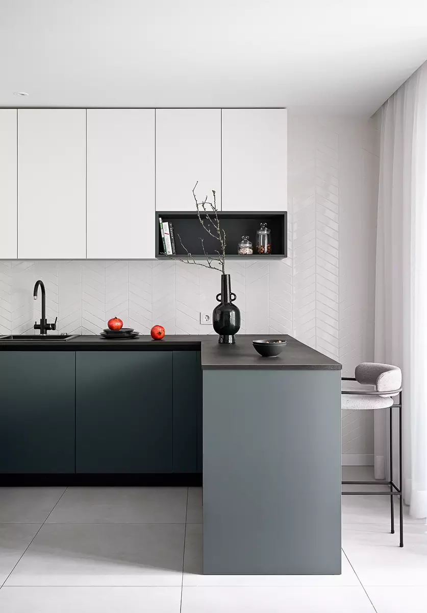 Красочная роспись мастер-спальни в сдержанном интерьере минской квартиры — проект Миланы Колодник