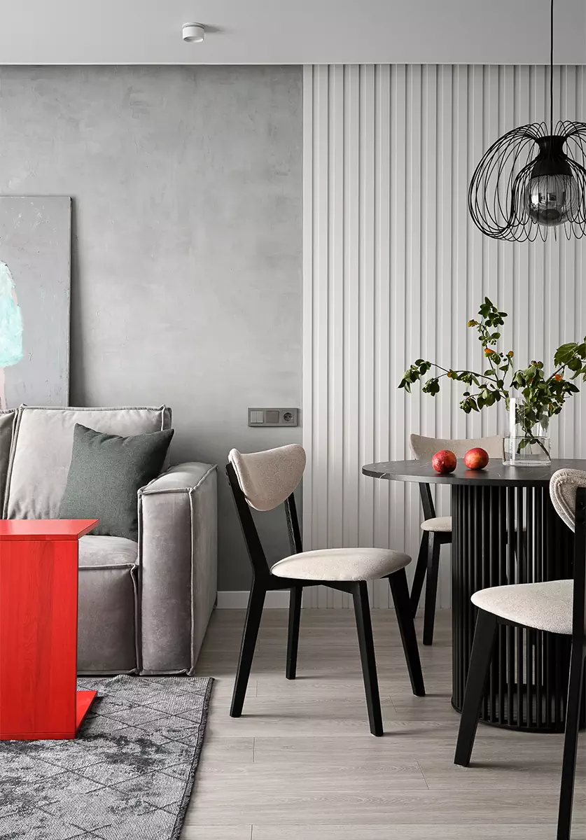 Красочная роспись мастер-спальни в сдержанном интерьере минской квартиры — проект Миланы Колодник