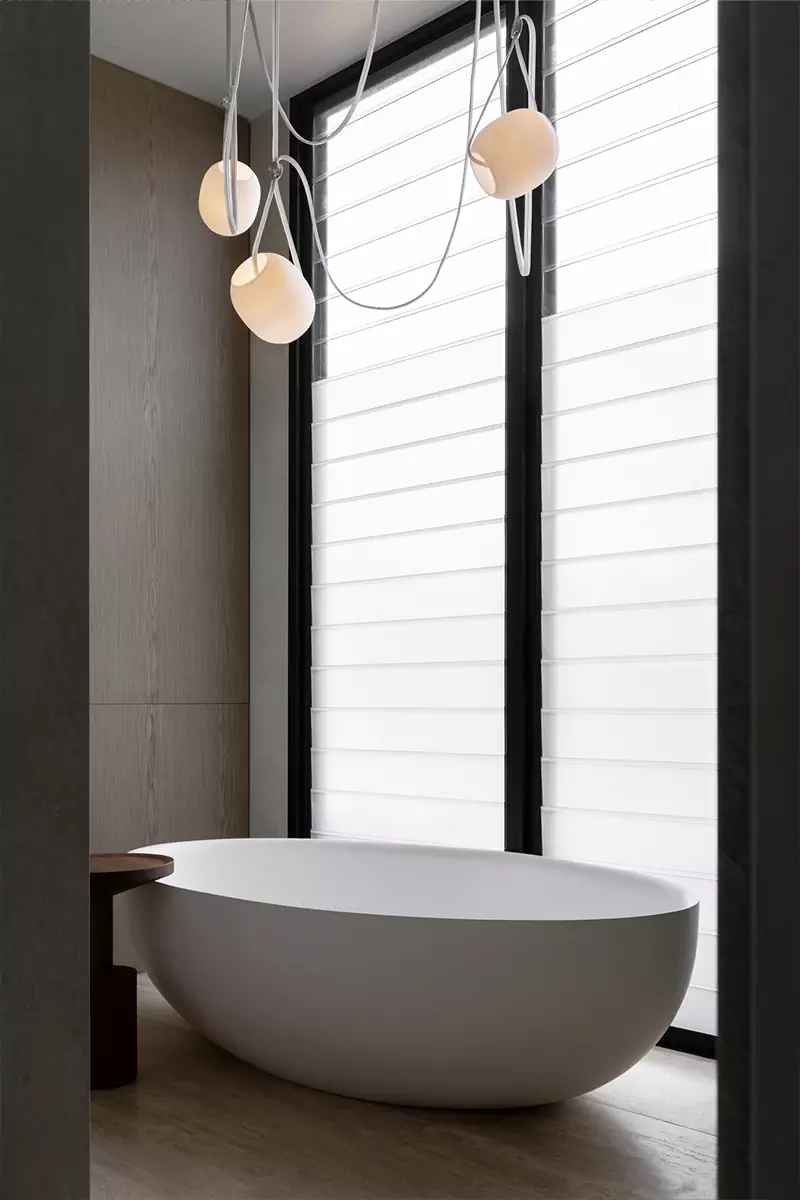 Красочная роспись мастер-спальни в сдержанном интерьере минской квартиры — проект Миланы Колодник