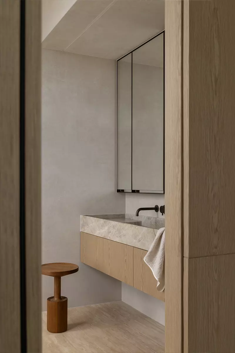 Красочная роспись мастер-спальни в сдержанном интерьере минской квартиры — проект Миланы Колодник