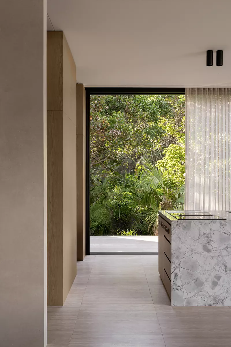 Красочная роспись мастер-спальни в сдержанном интерьере минской квартиры — проект Миланы Колодник