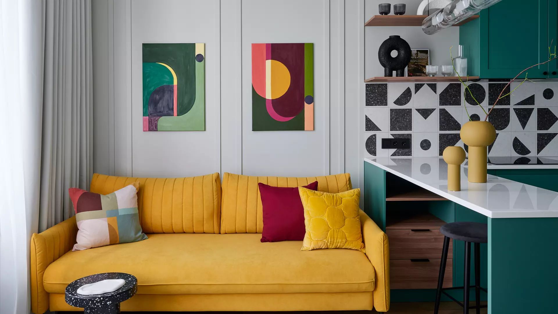 Цвет, геометрия и уютный текстиль в интерьере красочной квартиры для молодой девушки – проект студии Gench Design