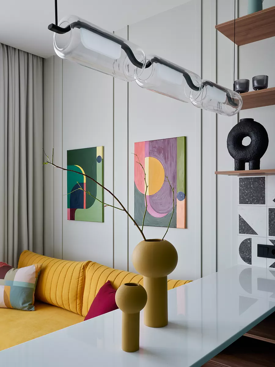 Цвет, геометрия и уютный текстиль в интерьере красочной квартиры для молодой девушки – проект студии Gench Design