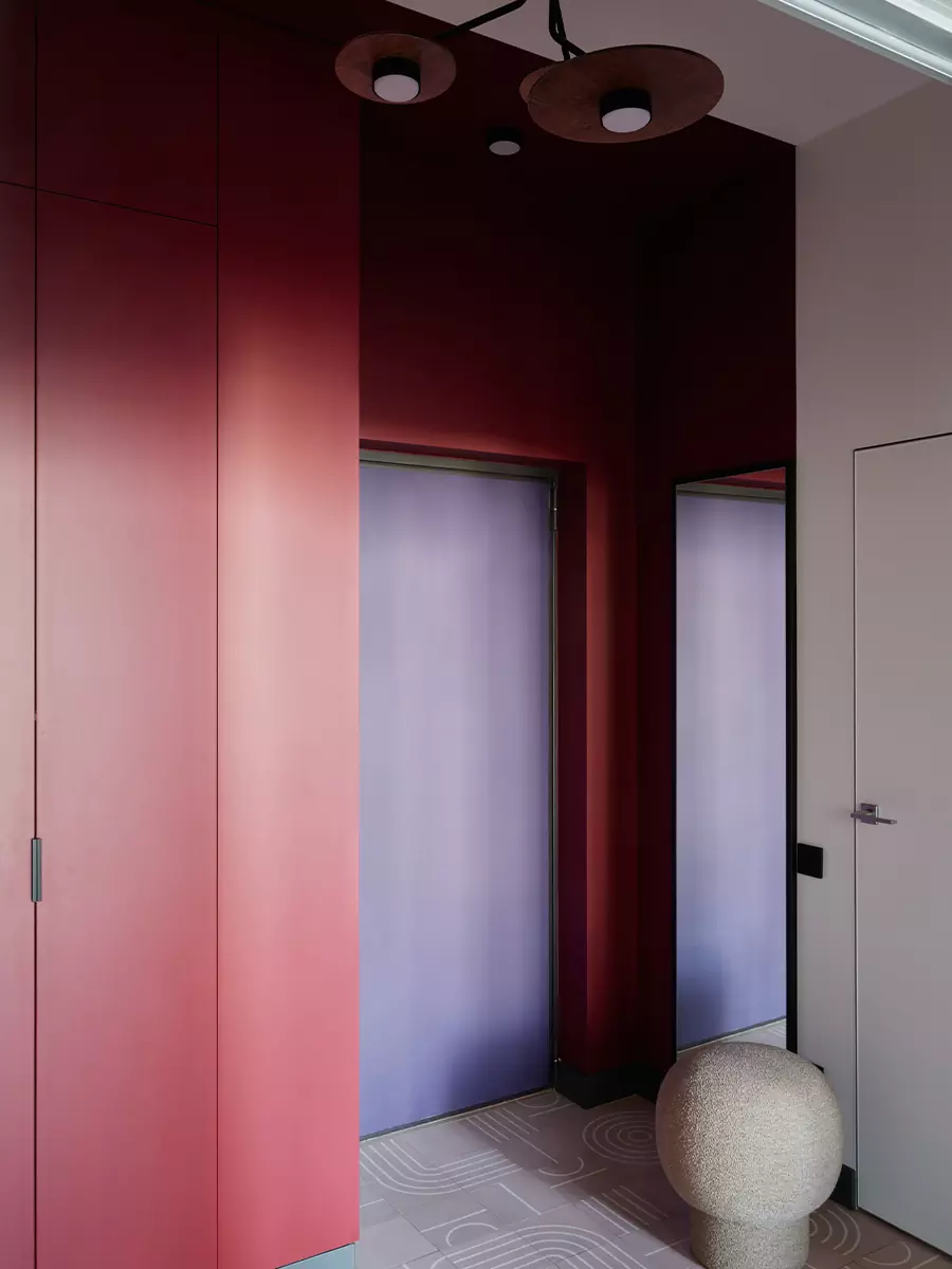 Цвет, геометрия и уютный текстиль в интерьере красочной квартиры для молодой девушки – проект студии Gench Design