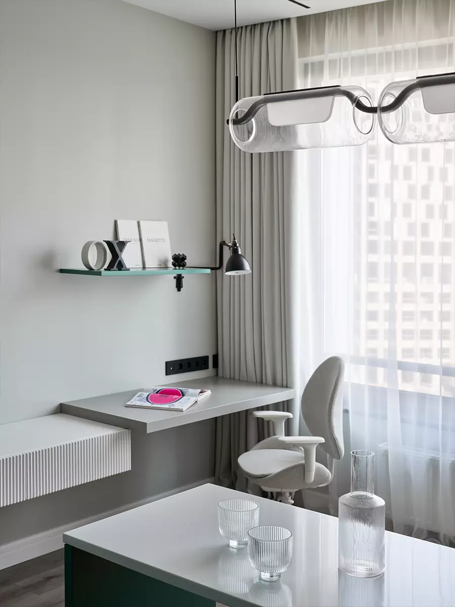 Цвет, геометрия и уютный текстиль в интерьере красочной квартиры для молодой девушки – проект студии Gench Design