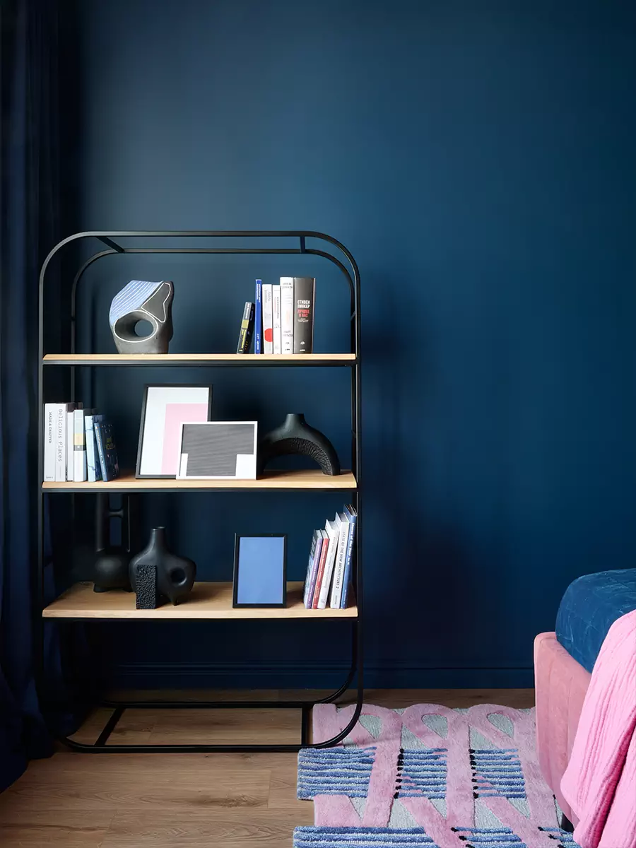 Цвет, геометрия и уютный текстиль в интерьере красочной квартиры для молодой девушки – проект студии Gench Design