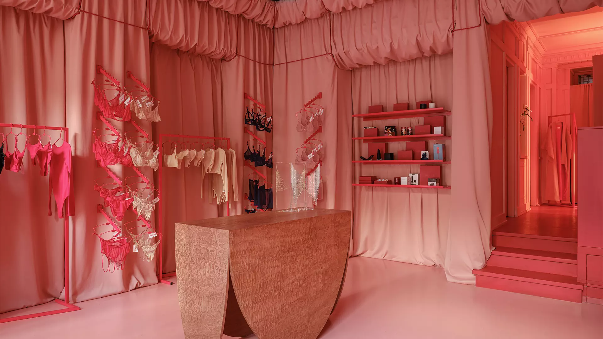 В розовом цвете: интерьер магазина бельевого бренда с азиатским характером — проект бюро Figura A