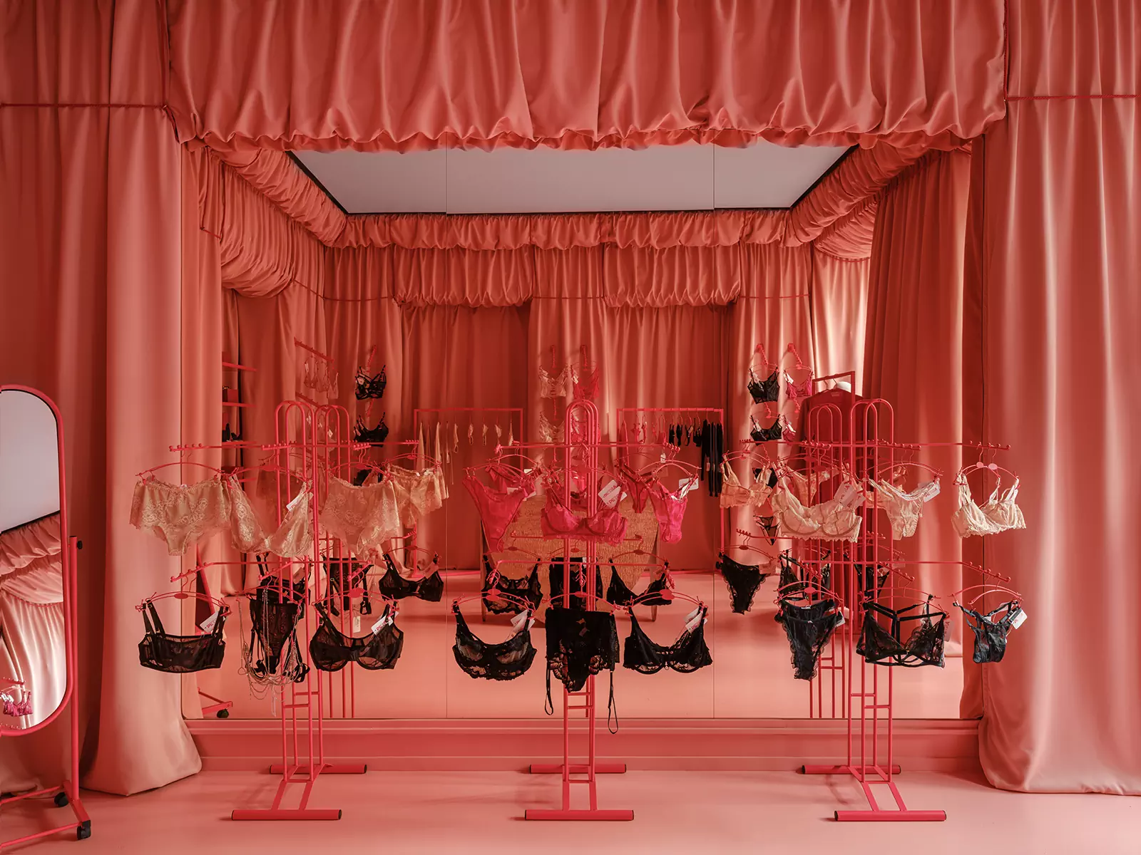 В розовом цвете: интерьер магазина бельевого бренда с азиатским характером — проект бюро Figura A